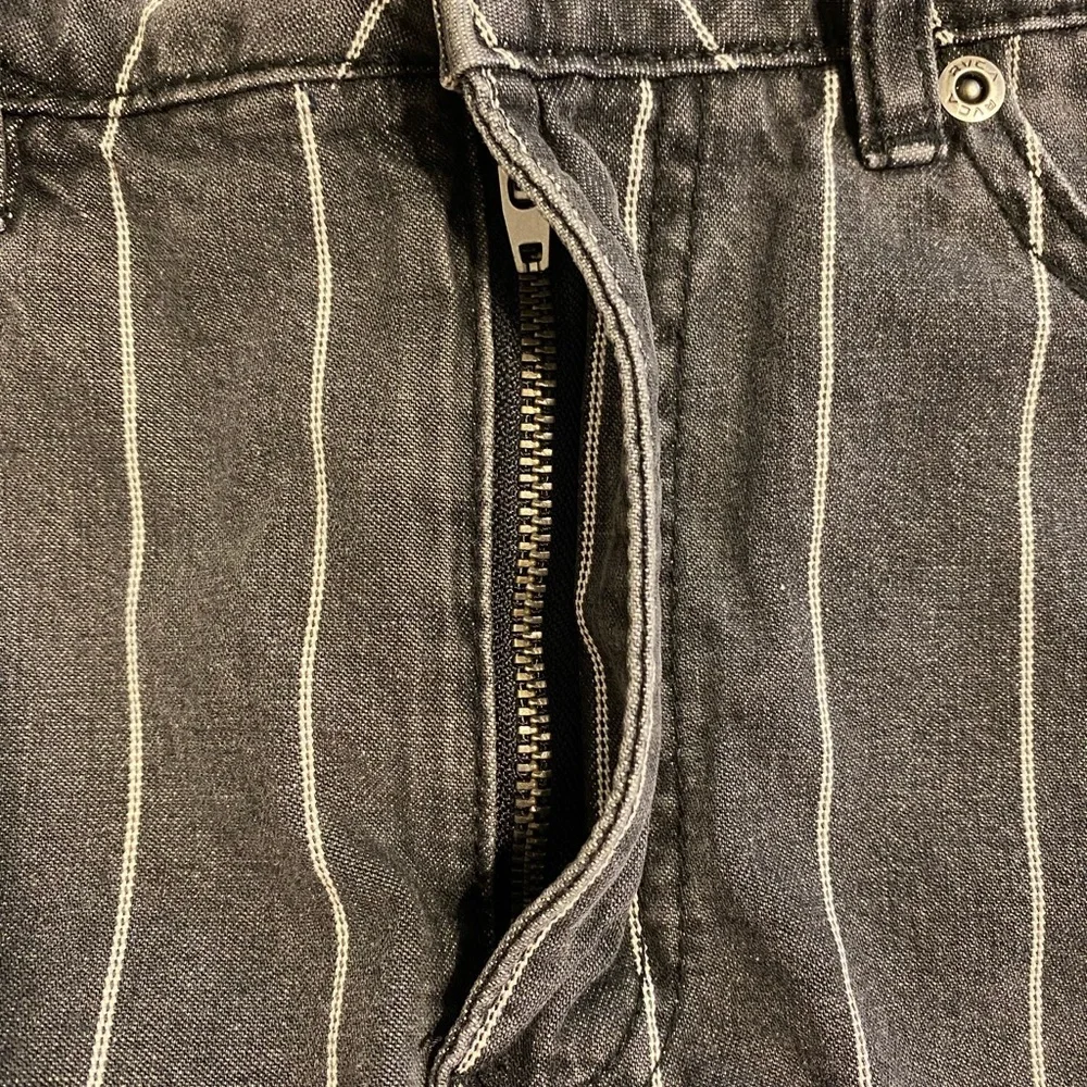 RVCA Rowdy Denim Mini Skirt Stone Washed Black High Rise‎ Raw Hem Size 27
